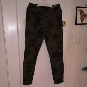 NWT Lucky Brand | Women's Skinny Jeans - Dark Green and Black Floral